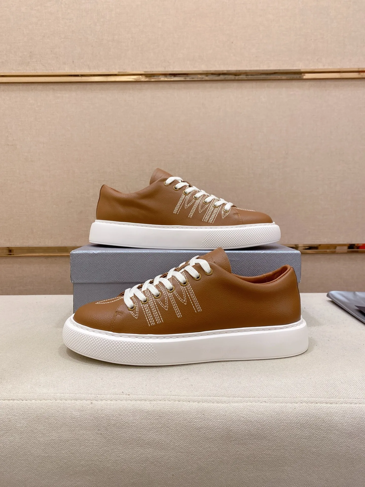 Factory price 560💰 ✔️✔️✔️Higher version High-quality new PRADA (Prada) counters are launched simultaneously. The new men's shoes and 😘fabric are made of selected first-layer cowhide with superb craftsmanship. Lining: Full cowhide lining. 👍🏿 High-end ☄️ air-cushion molded anti-slip rubber outsole, exquisite lines, simple and elegant, comfortable and high-end for leisure travel. Code number: 38 to 45